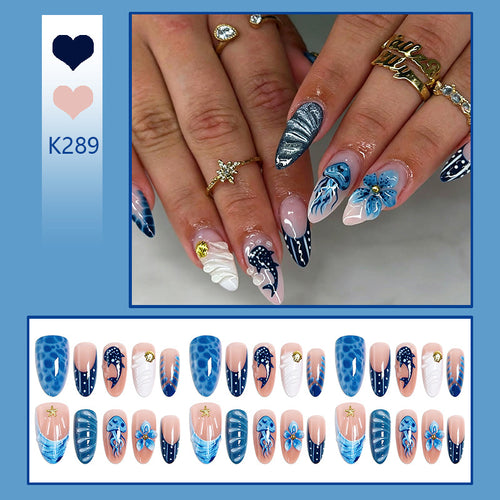 Kunstnägel mit maritimem Design und 3D-Blumenakzenten Karnz