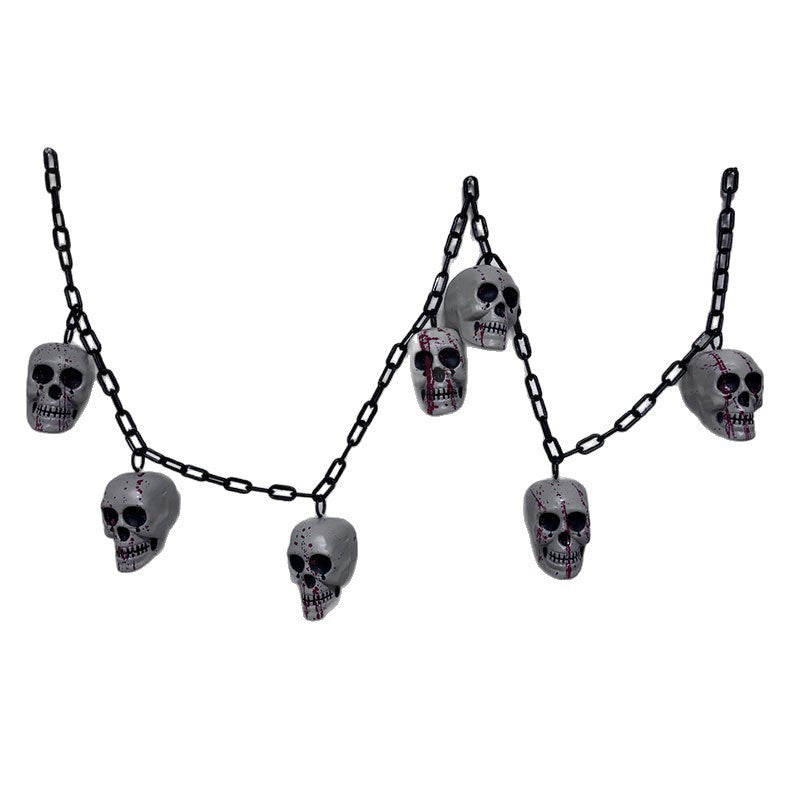 Gruselige Totenkopfketten-Dekoration