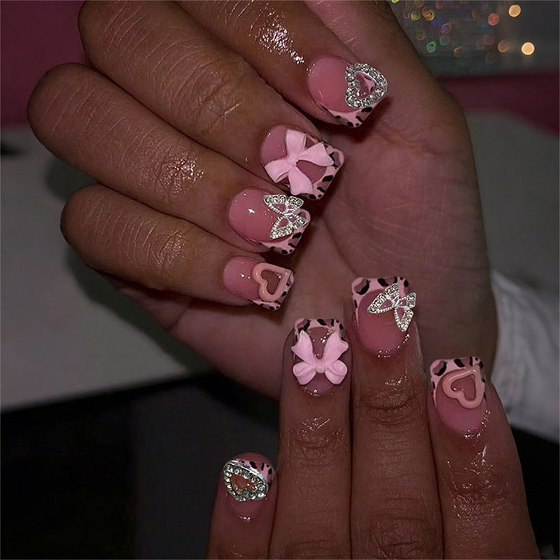 Dekorativer Press-On Nagelset mit künstlerischen Schleifen- und Herzakzenten Karnz