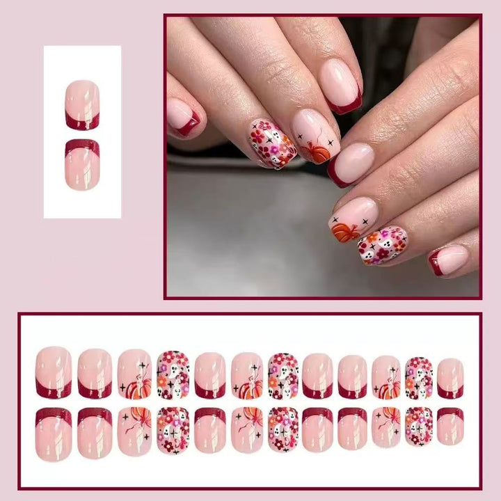 Kunstnagelset mit fröhlichen Blumenmotiven und eleganten French-Spitzen Karnz