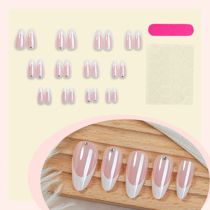Kunstnagelset mit eleganten französischen Spitzen und Glitzerakzenten Karnz