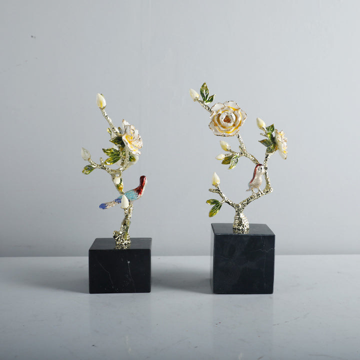 Dekorative Vogel- und Blumenskulptur