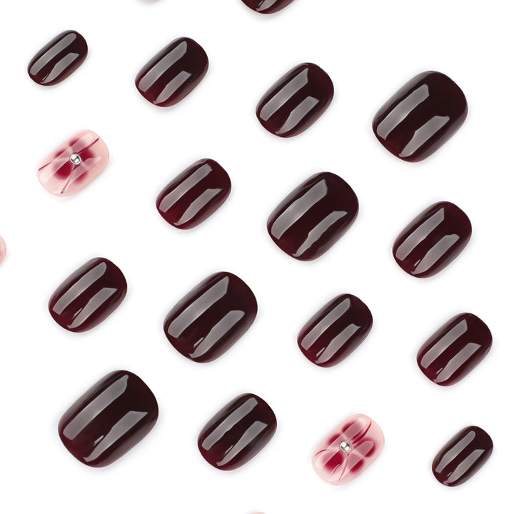 Elegante Nagelkunst mit Glitzer- und Blumenelementen Karnz