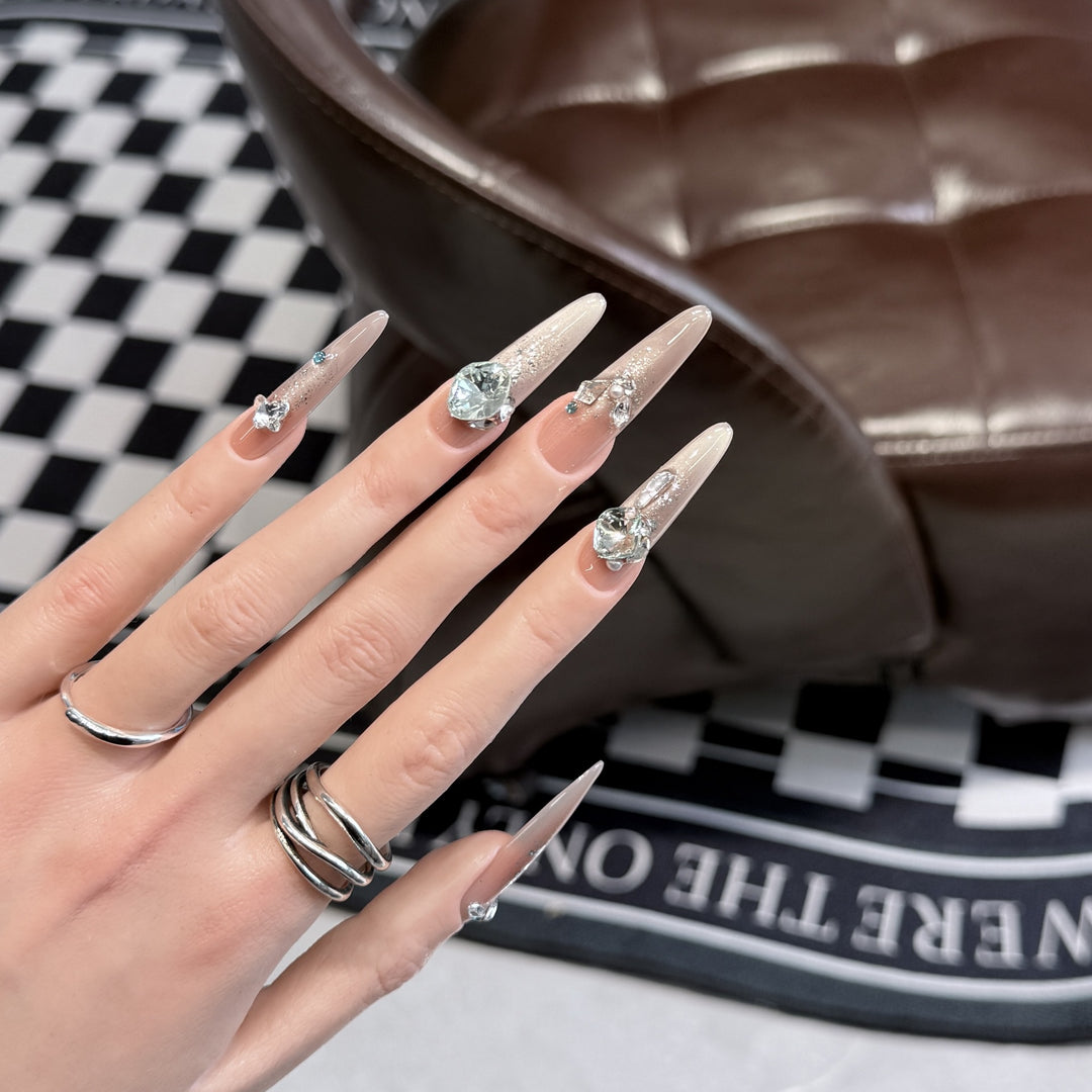 Glamouröse Stiletto Press-On Nagelspitzen mit Kristallverzierungen Karnz