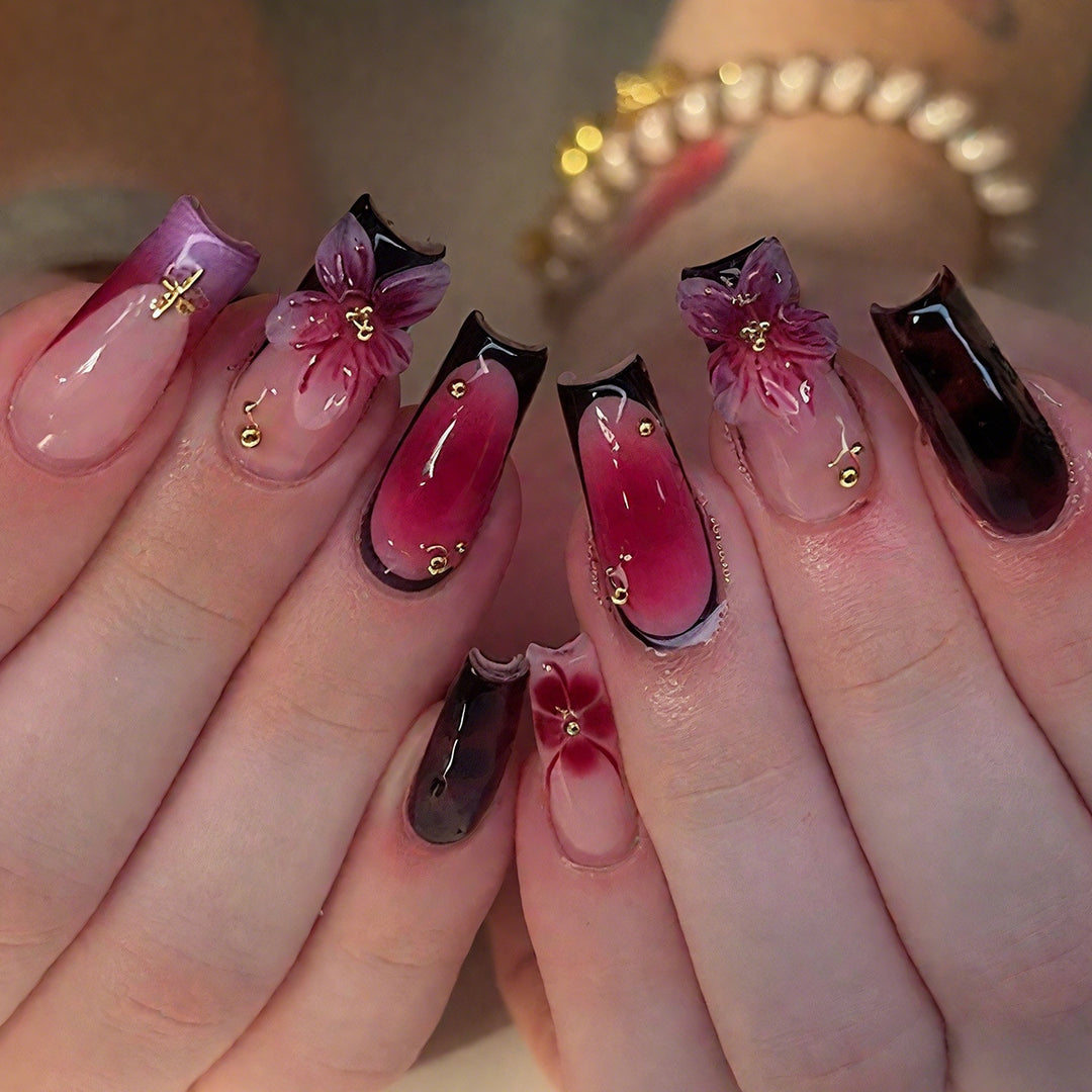 Blumeninspiriertes elegantes Press-On-Nagelset Karnz