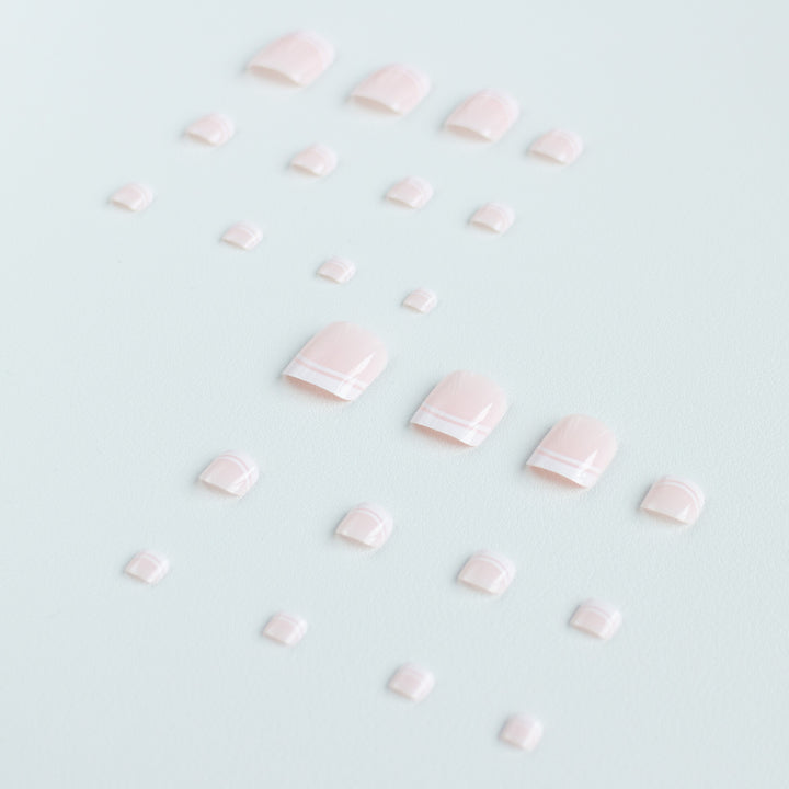 Stilvolle French Tip Pediküre Nagelkunst
