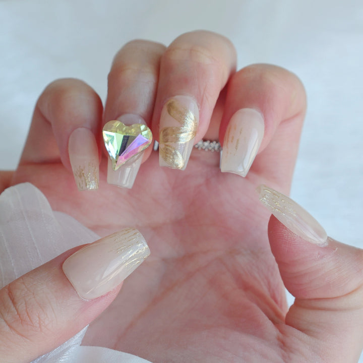 Glamouröses Nagelset mit dekorativen Akzenten