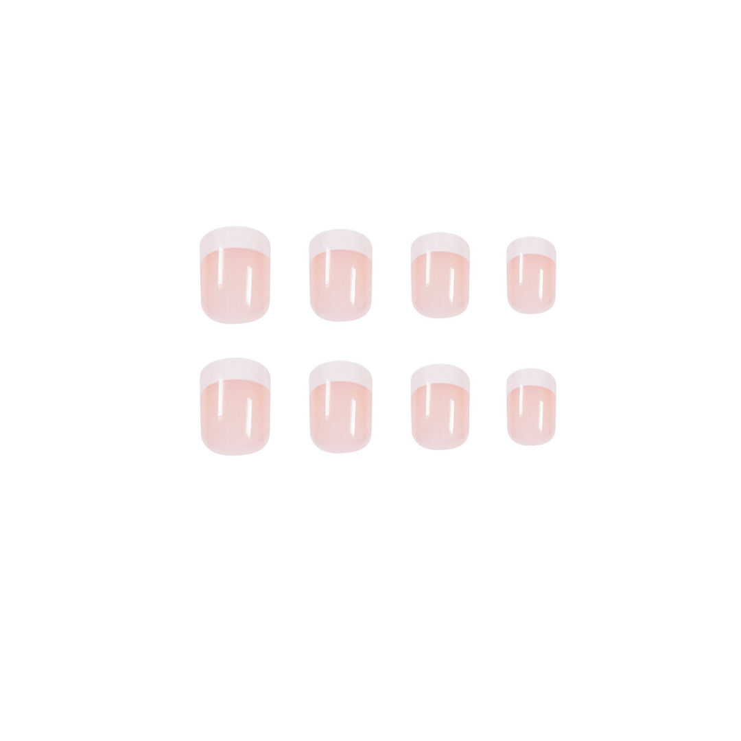 Kunstnägel im French Tip Design Karnz