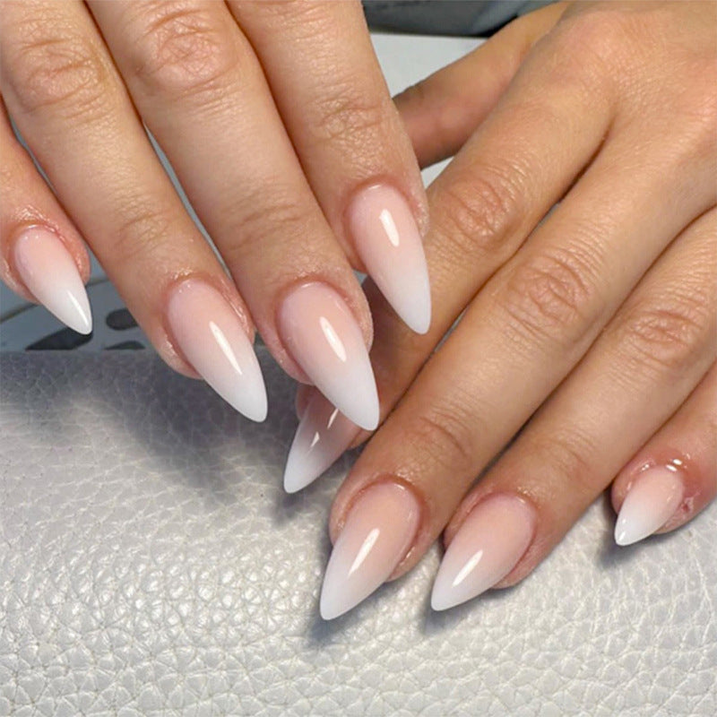 Kunstvolle Stiletto-Nägel mit herzförmigen Akzenten Karnz