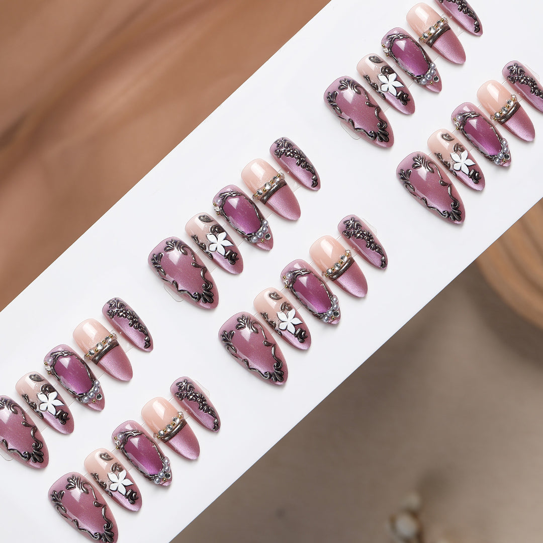 Kunstnagelset mit floralem Design und glamourösen Akzenten Karnz