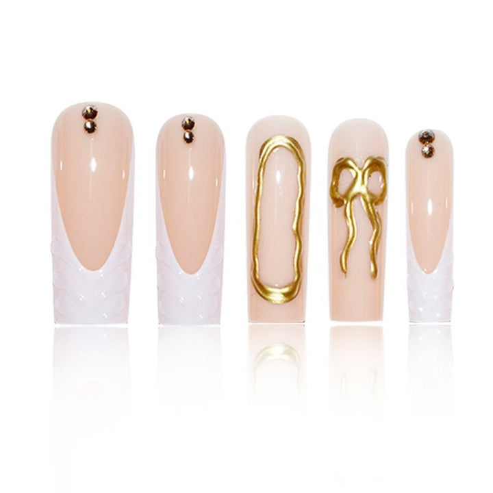 Künstlerisches 3D Press-On Nagelset mit dekorativen goldenen Akzenten Karnz