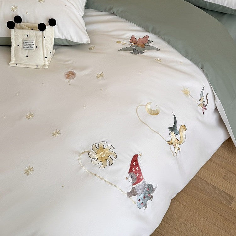 Kinder-Bettwäsche-Set mit bestickten Märchenwald-Motiven und Wendeoption