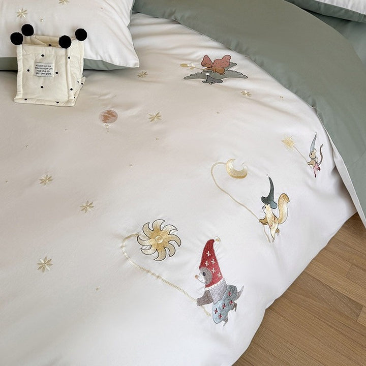 Kinder-Bettwäsche-Set mit bestickten Märchenwald-Motiven und Wendeoption