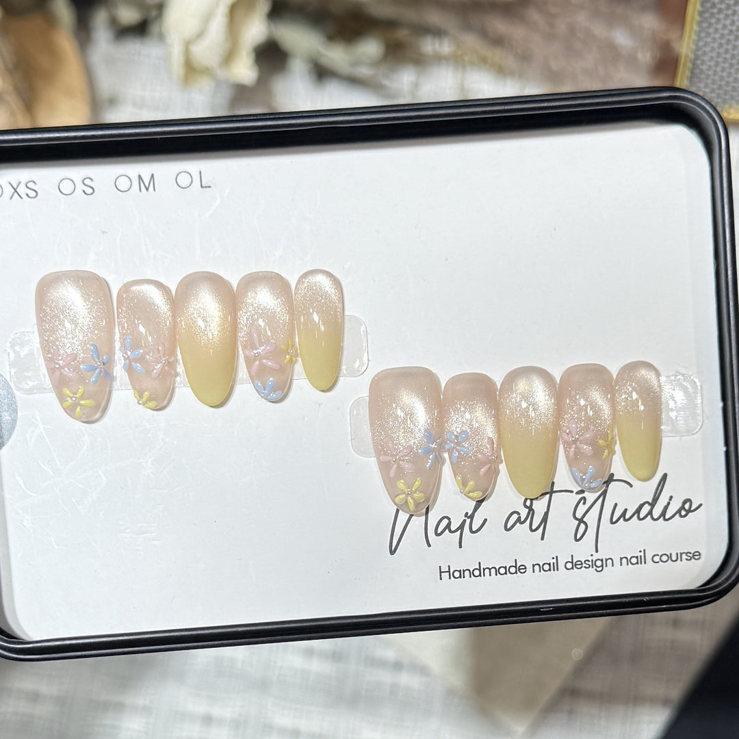 Stilvolles Press-On-Nagelset mit floralem Design Karnz