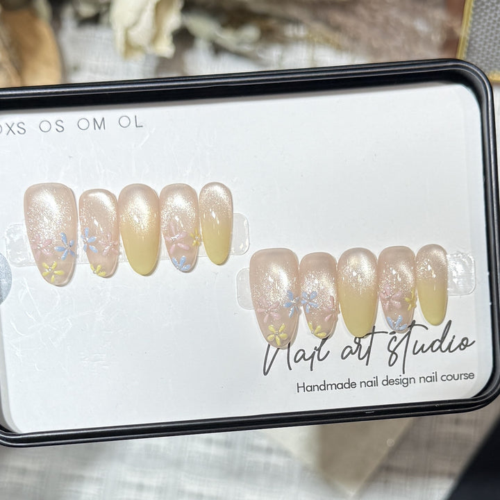 Stilvolles Press-On-Nagelset mit floralem Design Karnz