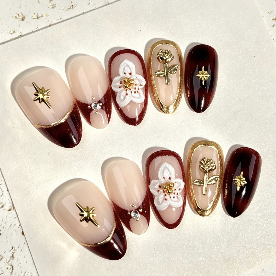 Dekoratives Press-On Nagelkunst Set mit floralen und goldenen Akzenten