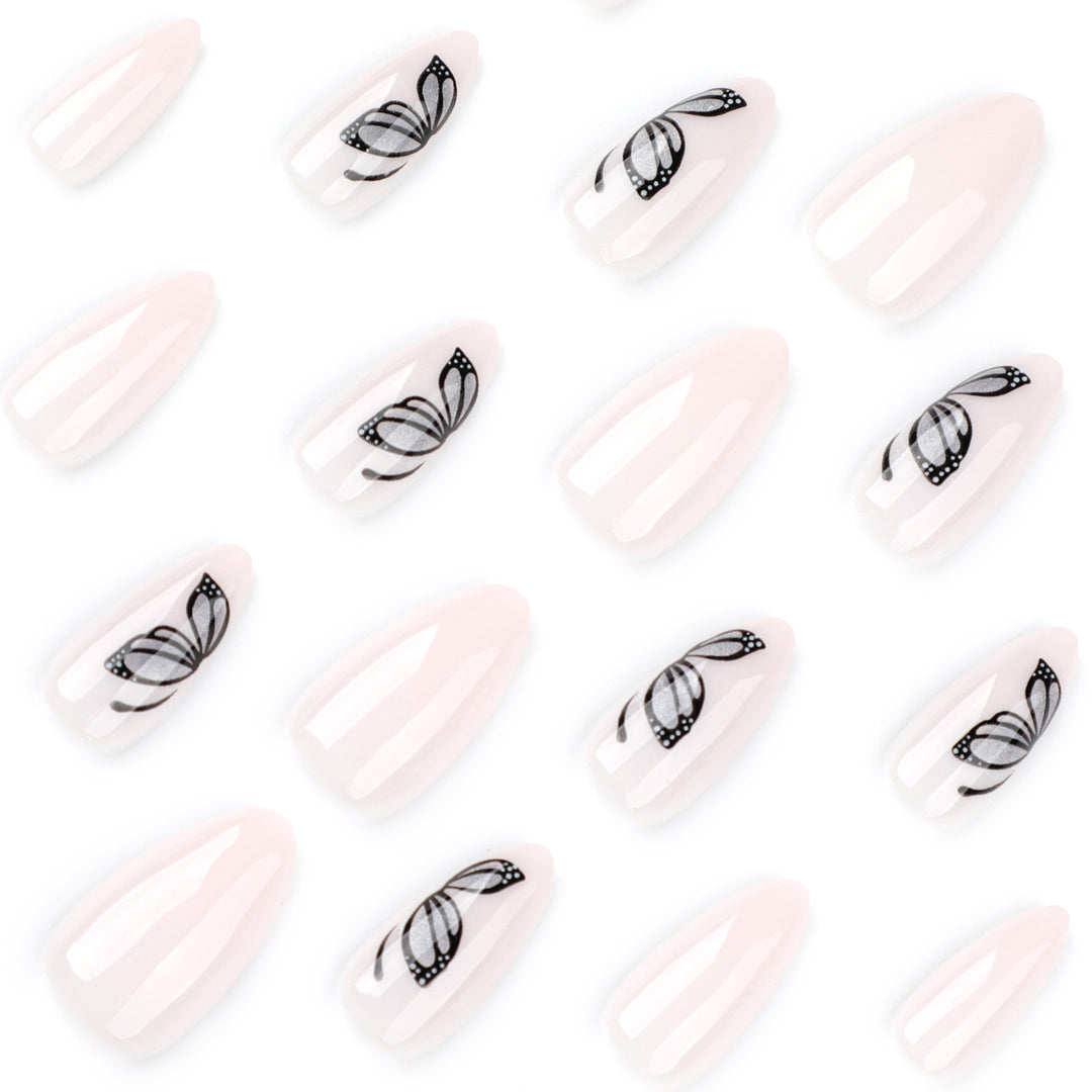 Kunstvolle Nagelverlängerungen mit zartem Schmetterlingsdesign Karnz