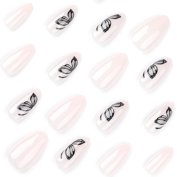 Kunstvolle Nagelverlängerungen mit zartem Schmetterlingsdesign Karnz