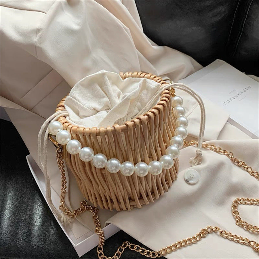 Damen Handtasche mit elegantem Perlengriff und geflochtenem Design Karnz