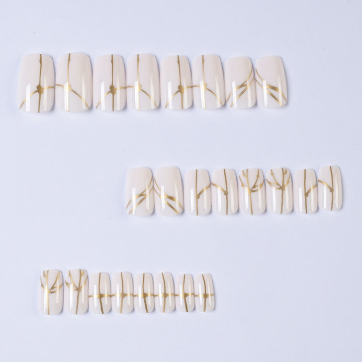 Kunstnägel mit elegantem goldenen Linienmuster Karnz
