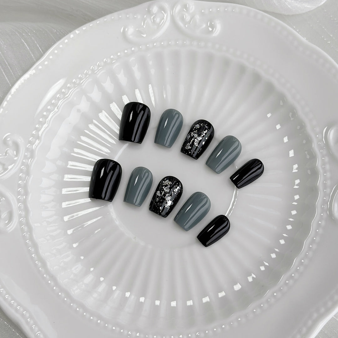 Künstlerisches Press-On-Nagelset mit glamourösen Designs