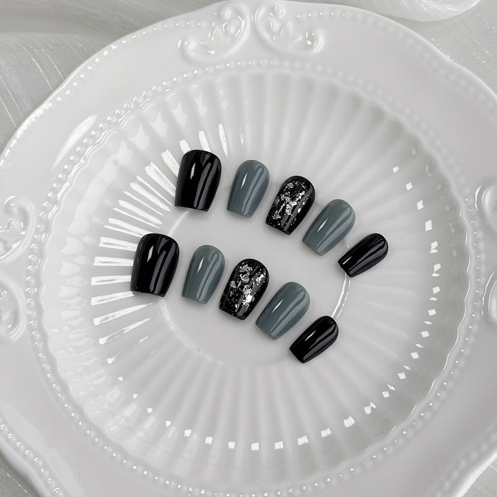 Künstlerisches Press-On-Nagelset mit glamourösen Designs