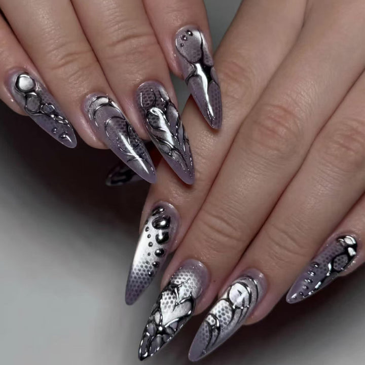 Kunstvolle Nagelspitzen mit Modernem Design Karnz