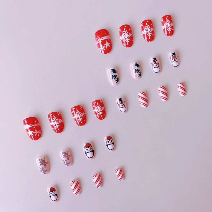 Kunstnagelset mit winterlichen Motiven und glamourösen Weihnachtsdesigns Karnz