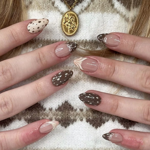 Kunstvolle Nagelkunst mit eleganten Akzenten Karnz