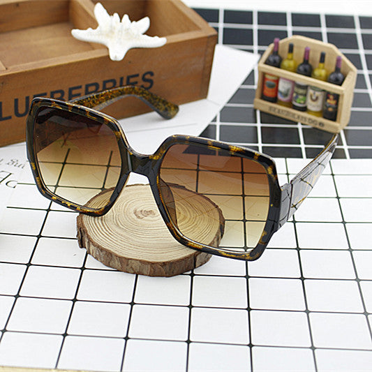 Damen extravagante quadratische Sonnenbrille mit einzigartigem Design Karnz