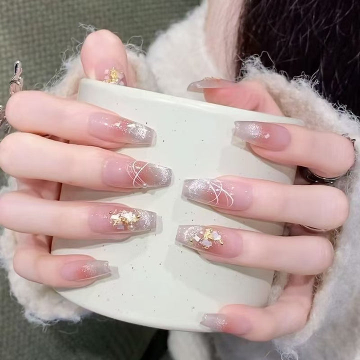 Kunstvolle Fingernägel mit Glitzerakzenten Karnz