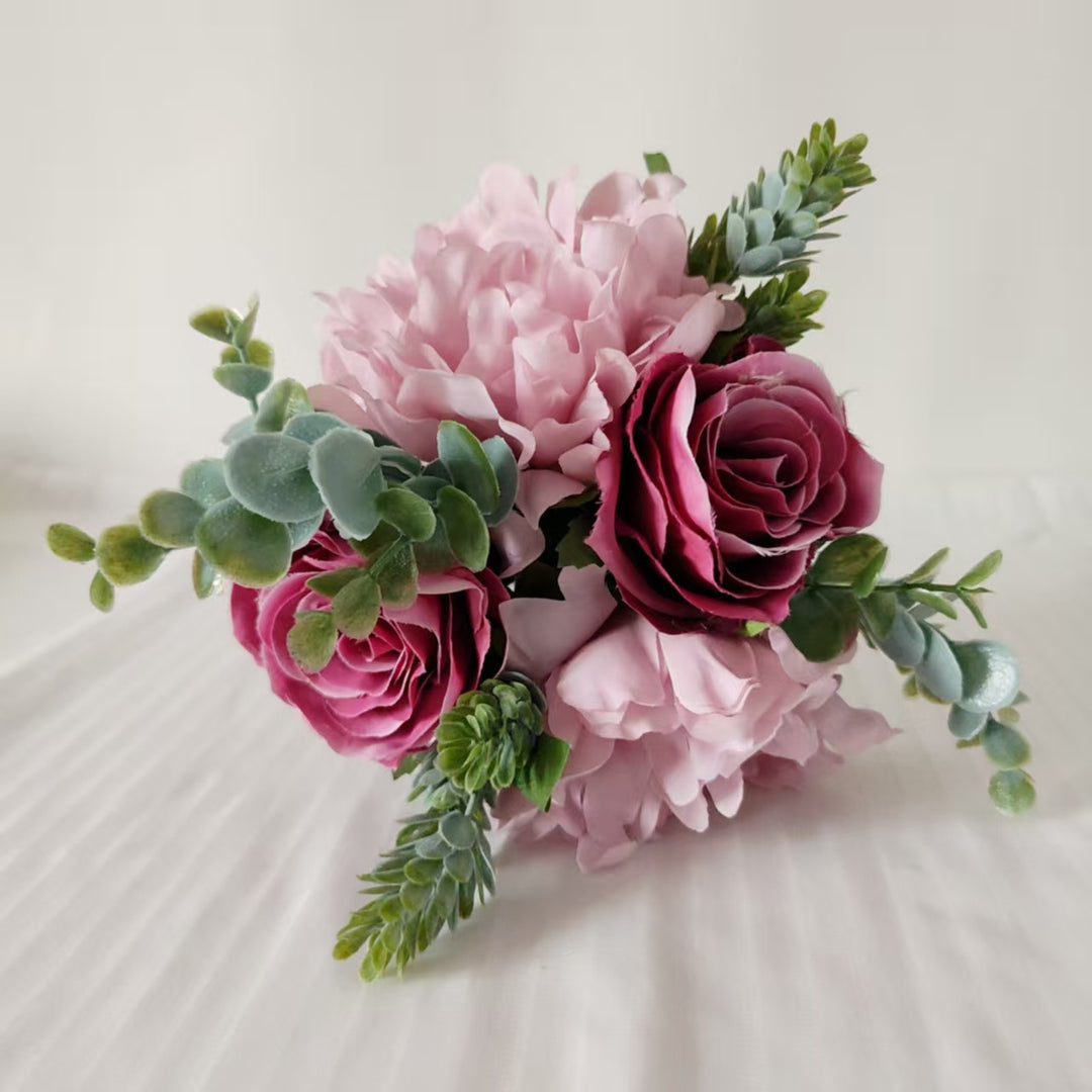 Lebensechter floral handgefertigter Blumenstrauß