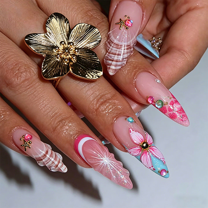 Kunstvolles Nagelset mit floralen Akzenten Karnz