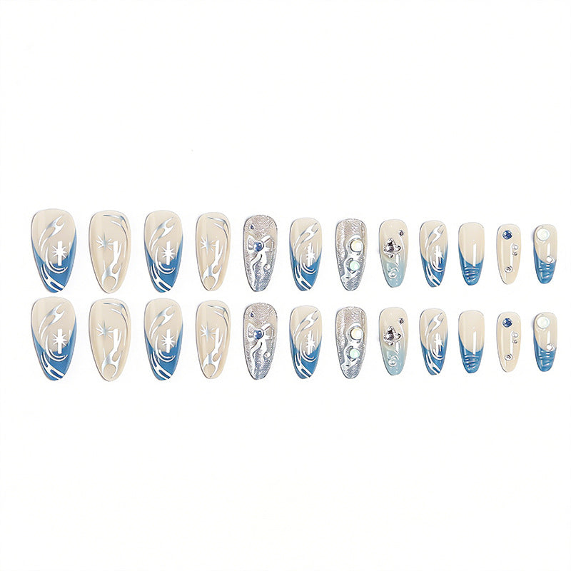 Kunstvolle 3D-Nagelspitzen mit zartem Design Karnz