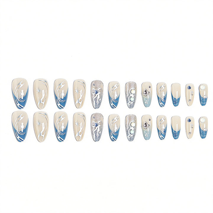 Kunstvolle 3D-Nagelspitzen mit zartem Design Karnz