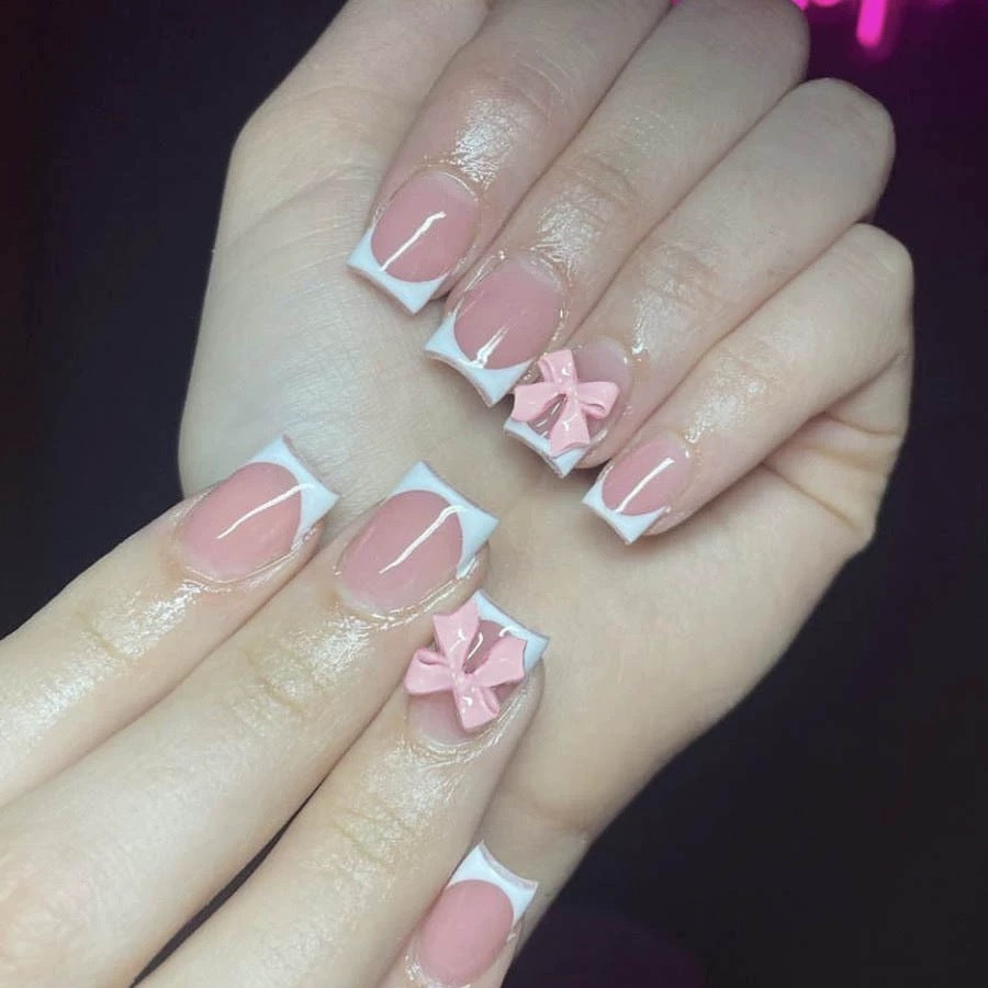 Kunstnagelset mit eleganten Spitzen und 3D Schleifenverzierungen Karnz