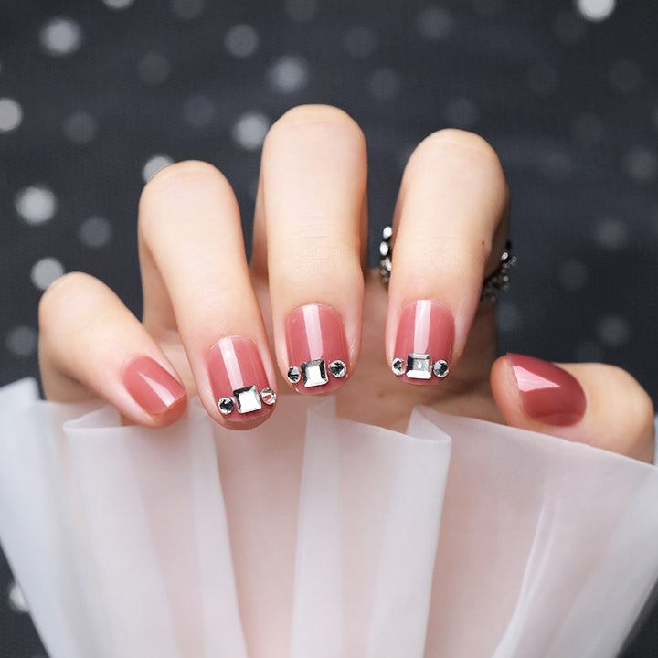 Dekorative Nagelkunst mit Edelsteinakzenten