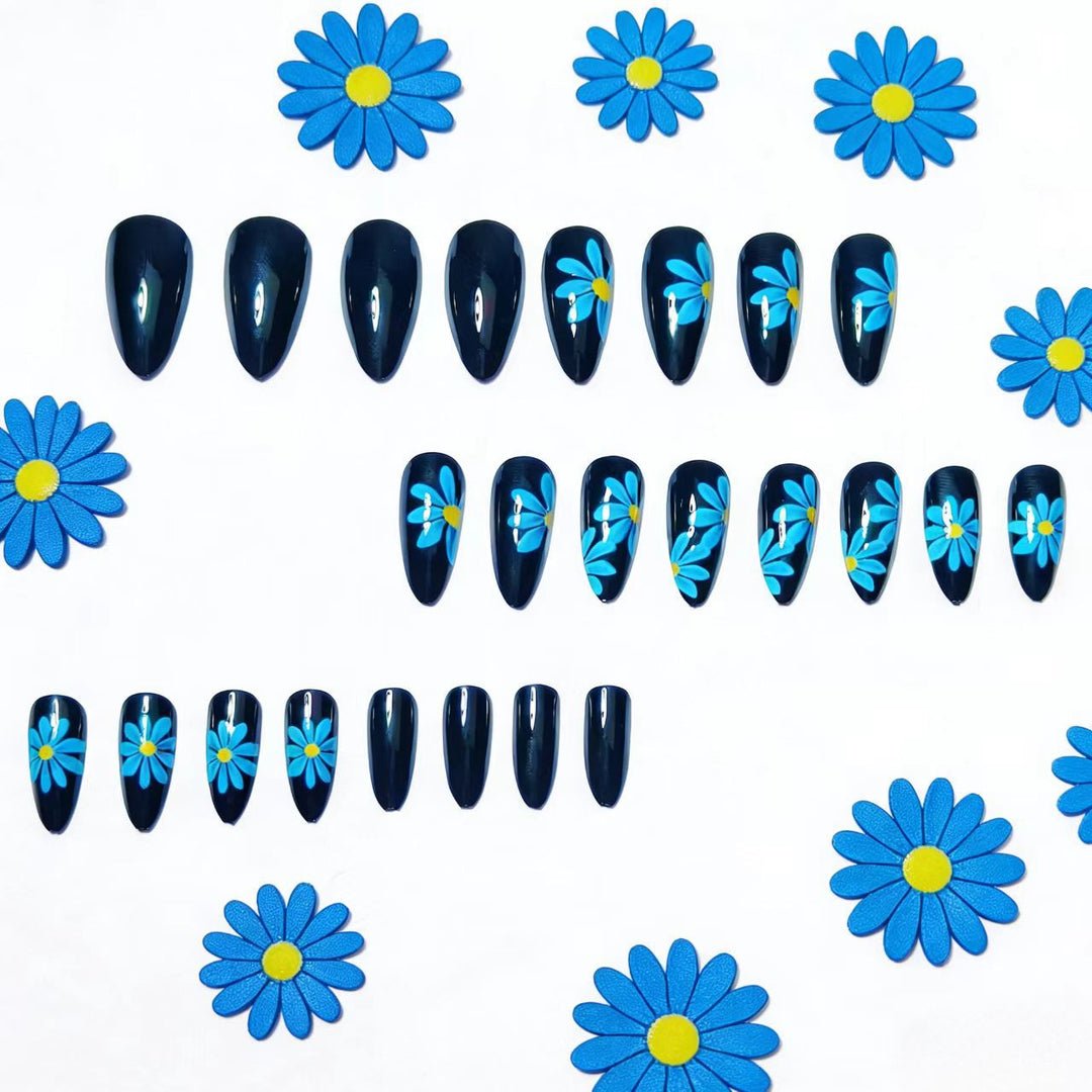 Kunstnägel mit Floralen Akzenten Karnz