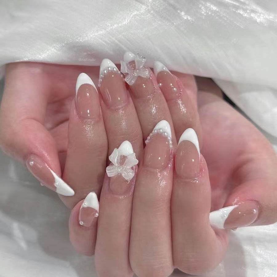 Kunstnagelset mit eleganten Spitzen und floralen Akzenten Karnz