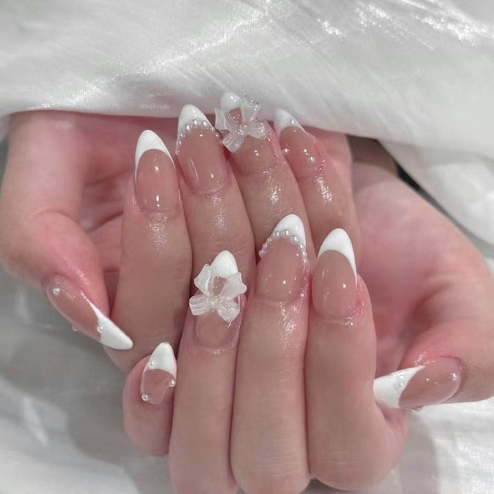 Kunstnagelset mit eleganten Spitzen und floralen Akzenten Karnz