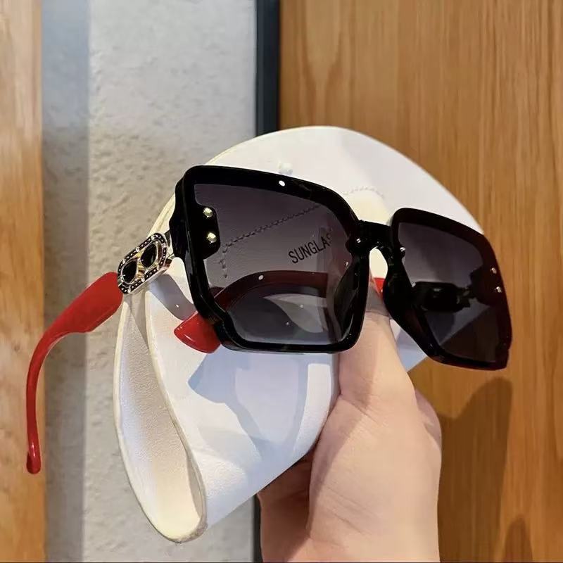 Damen oversized Sonnenbrille mit eleganten goldenen Details Karnz