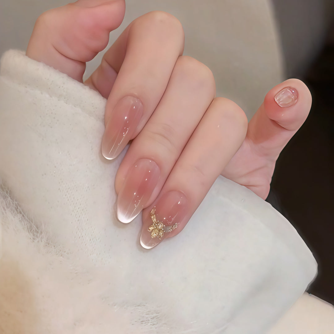 Kunstnägel mit Elegantem Spitzen-Design und Goldakzenten Karnz