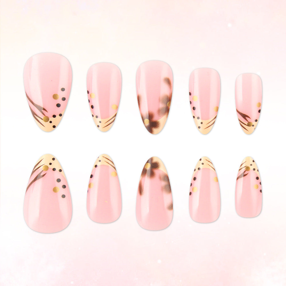 Dekoratives Nagelkunstdesign Karnz