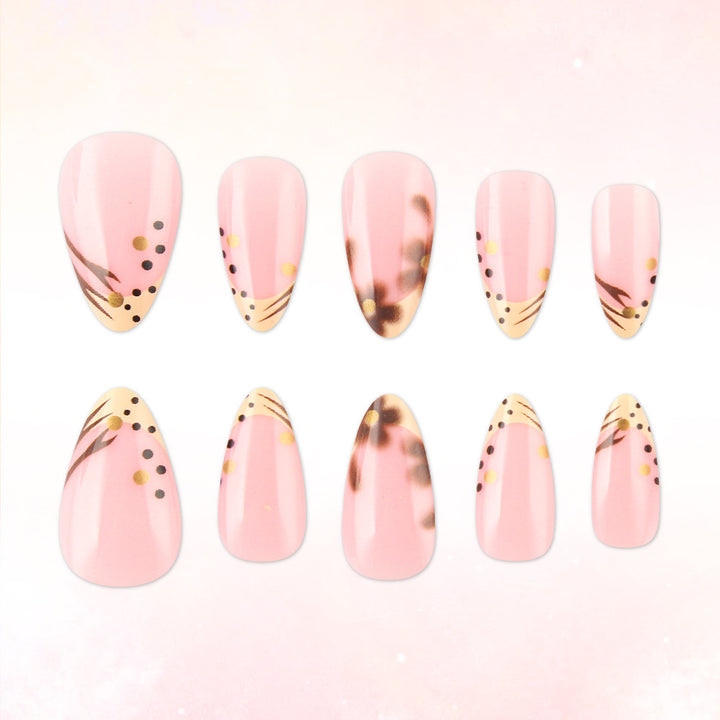 Dekoratives Nagelkunstdesign Karnz