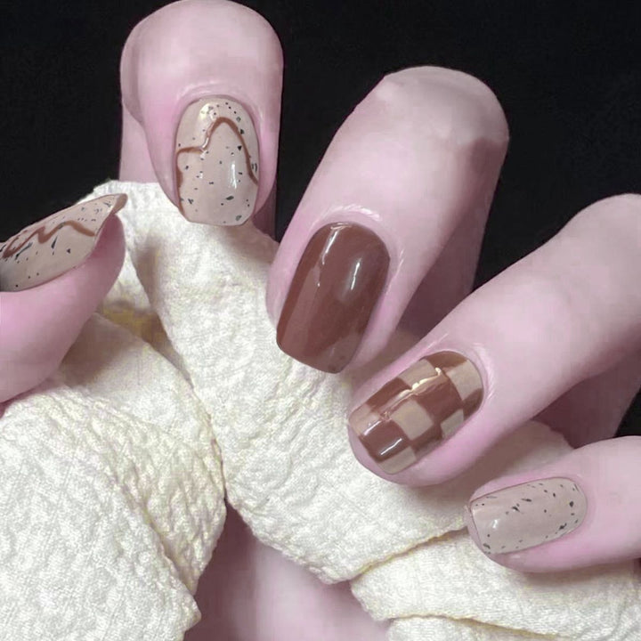 Künstlerische herbstliche Nagelkunst Karnz