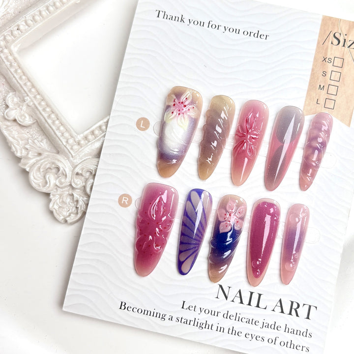 Dekoratives Press-On Nagelset mit floralen und künstlerischen Designs