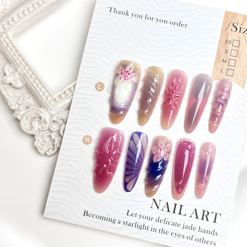 Dekoratives Press-On Nagelset mit floralen und künstlerischen Designs
