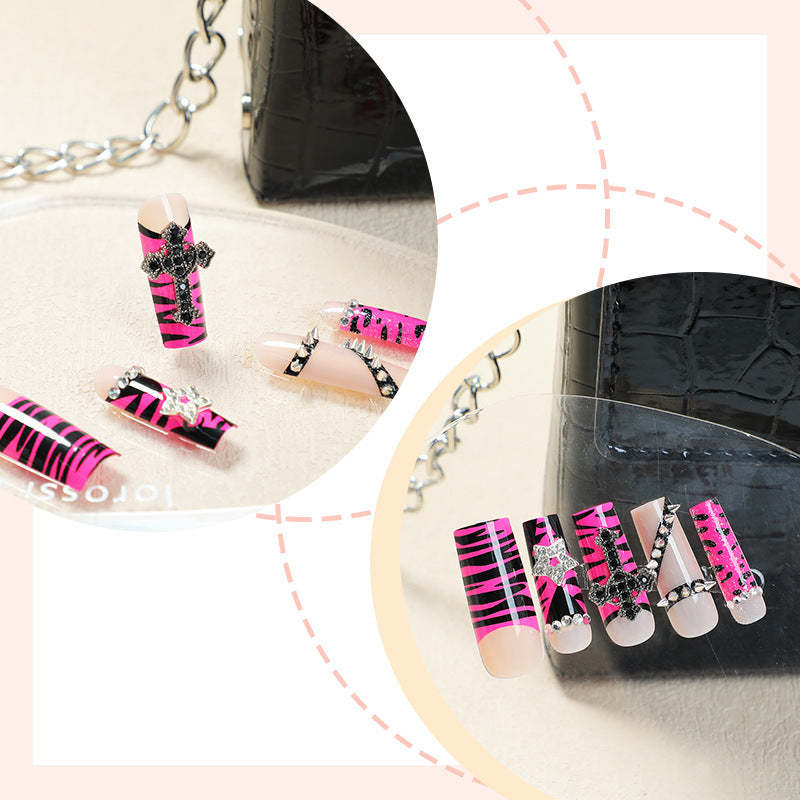 Kreatives Kunstnagelset mit auffälligem Zebra- und Glitzermuster Karnz