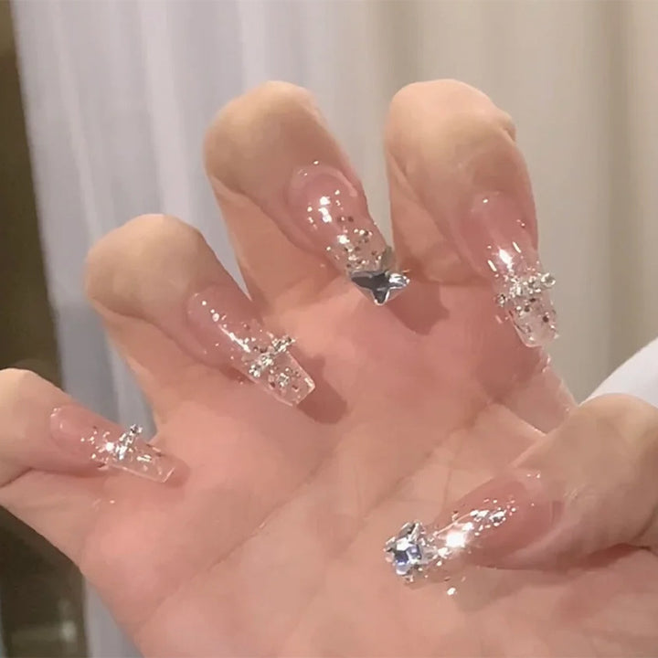 Kunstfingernägel mit Stilvollem Herz- und Ombre-Design Karnz