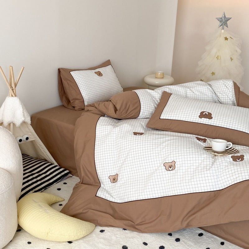 Kinder-Bettwäsche-Set aus atmungsaktivem Baumwoll-Mix mit Karomuster und gesticktem Bärchen